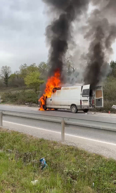 mobilya-malzemesi-yuklu-minibus-alev-alev-yandienfydworz3