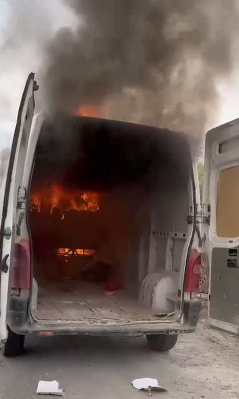 mobilya-malzemesi-yuklu-minibus-alev-alev-yandienfydworz3