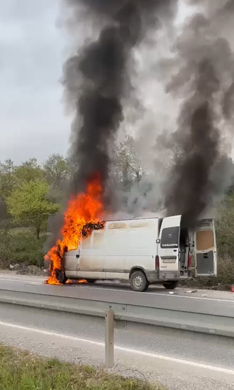 mobilya-malzemesi-yuklu-minibus-alev-alev-yandienfydworz3