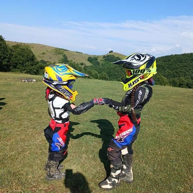 Motokrosçu küçük kız kardeşler şampiyonluk kovalıyor