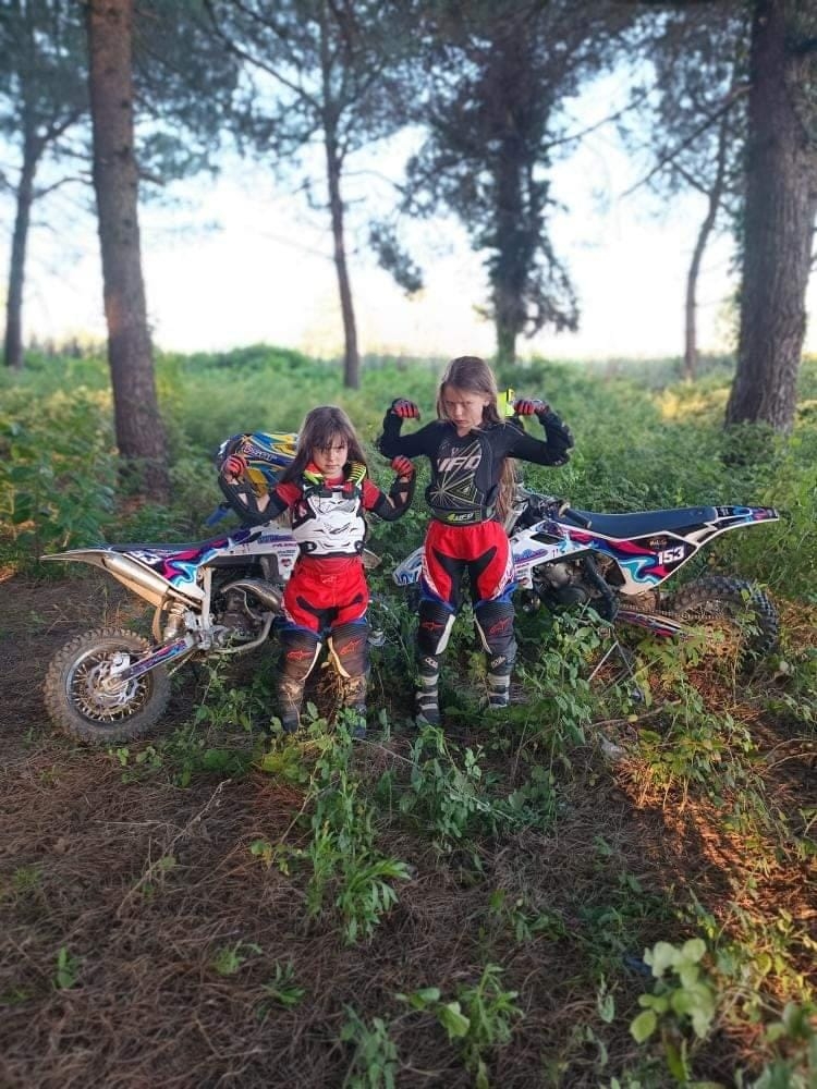 Motokrosçu küçük kız kardeşler şampiyonluk kovalıyor