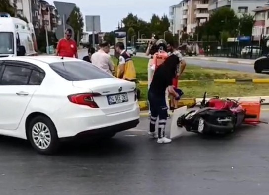 Motokurye otomobil ile çarpıştı