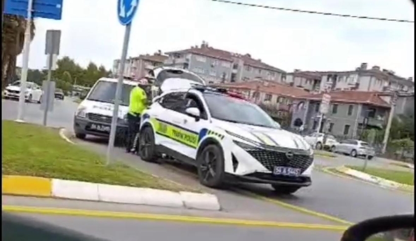 Motokurye otomobil ile çarpıştı