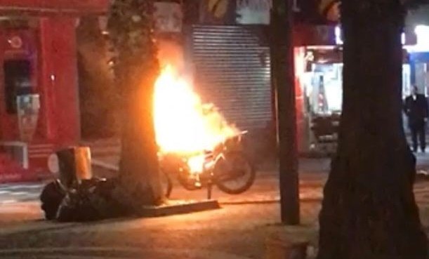 Motosiklet alev alev yandı