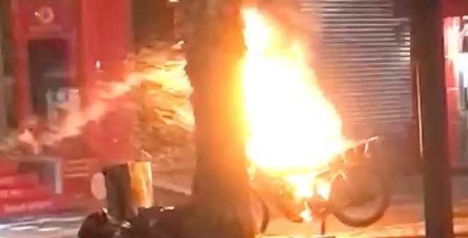 Motosiklet alev alev yandı