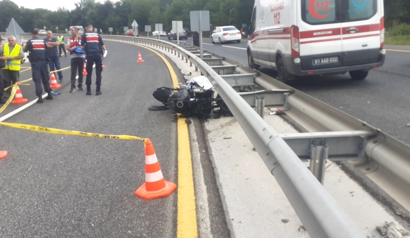 Motosiklet bariyerlere girdi: 2 ölü