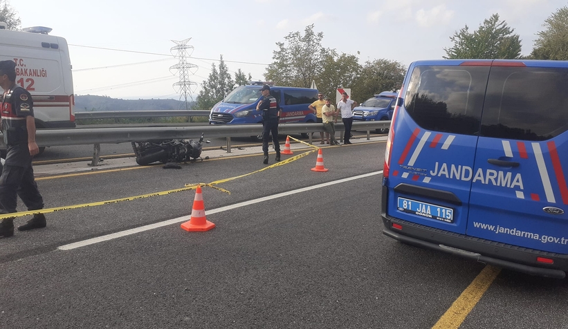 Motosiklet bariyerlere girdi: 2 ölü