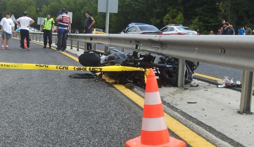 Motosiklet bariyerlere girdi: 2 ölü