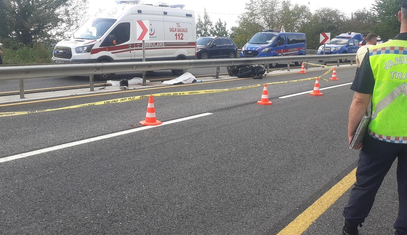 Motosiklet bariyerlere girdi: 2 ölü