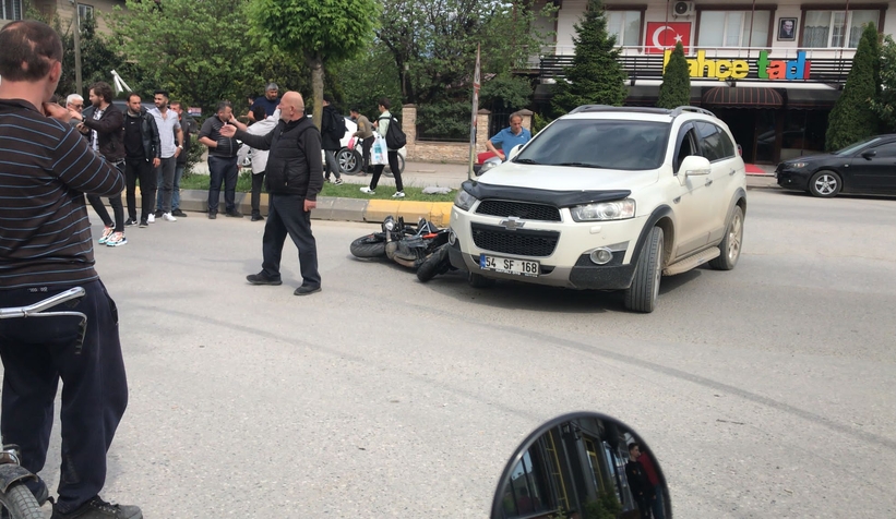 Motosiklet cip ile çarpıştı