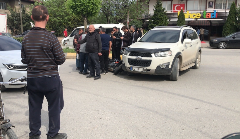 Motosiklet cip ile çarpıştı