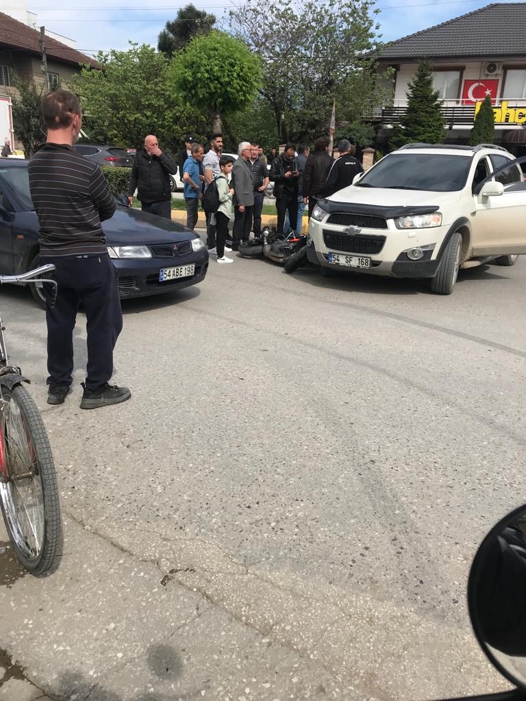 Motosiklet cip ile çarpıştı
