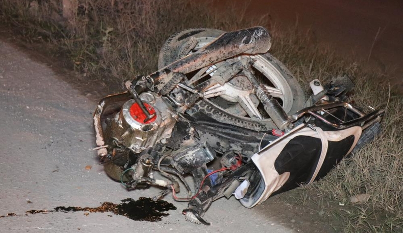 Motosiklet ikiye bölündü sürücü öldü