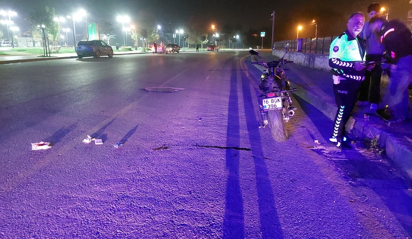 motosiklet-ile-bisiklet-carpisti-yasli-adam-yaraline9pdgxzcj