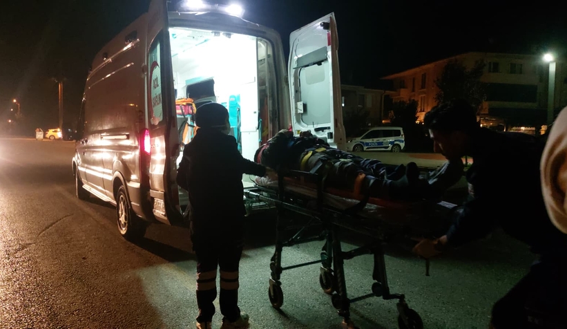 motosiklet-ile-bisiklet-carpisti-yasli-adam-yaraline9pdgxzcj