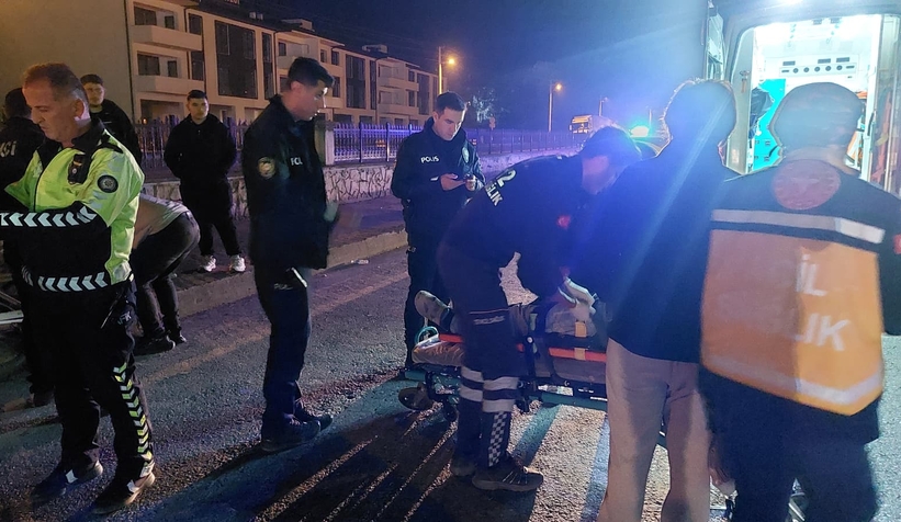 motosiklet-ile-bisiklet-carpisti-yasli-adam-yaraline9pdgxzcj