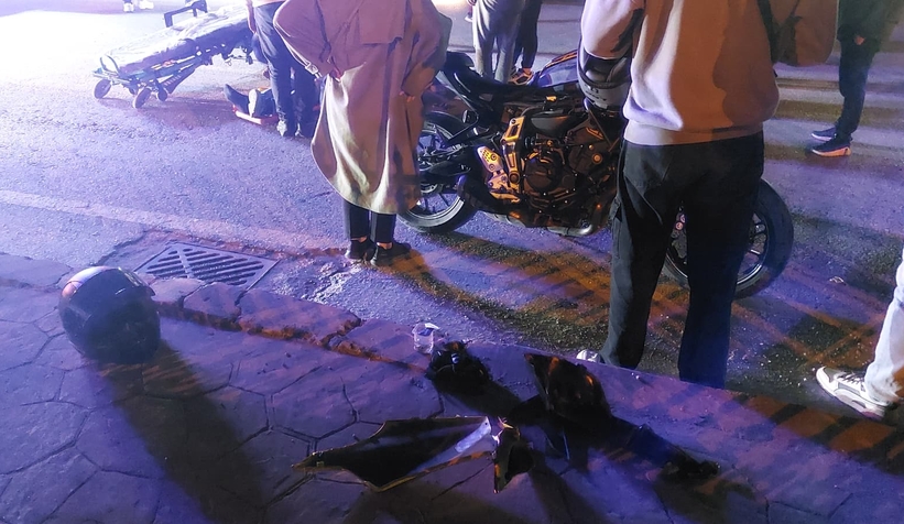 motosiklet-ile-bisiklet-carpisti-yasli-adam-yaraline9pdgxzcj