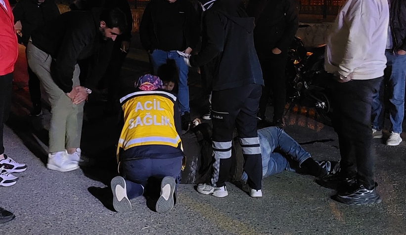 motosiklet-ile-bisiklet-carpisti-yasli-adam-yaraline9pdgxzcj