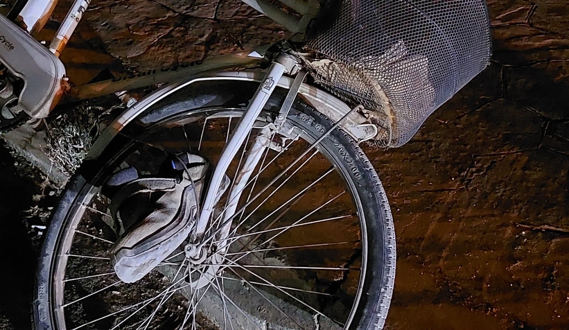 motosiklet-ile-bisiklet-carpisti-yasli-adam-yaraline9pdgxzcj