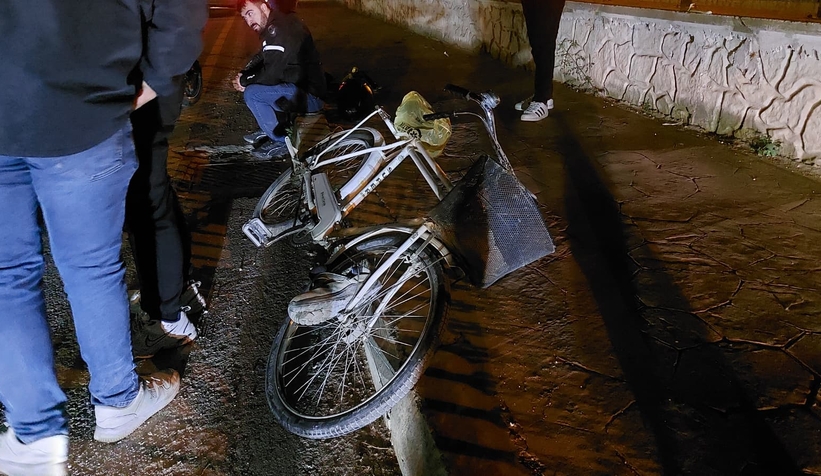 motosiklet-ile-bisiklet-carpisti-yasli-adam-yaraline9pdgxzcj