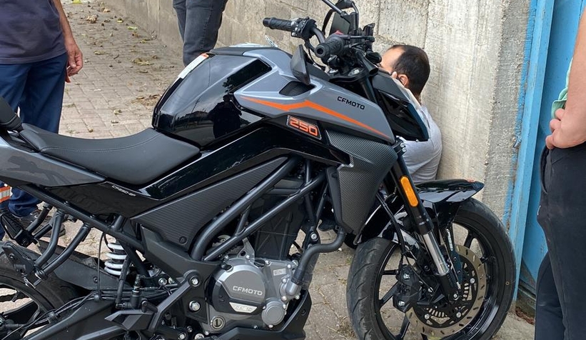 Motosiklet ile otomobil çarpıştı