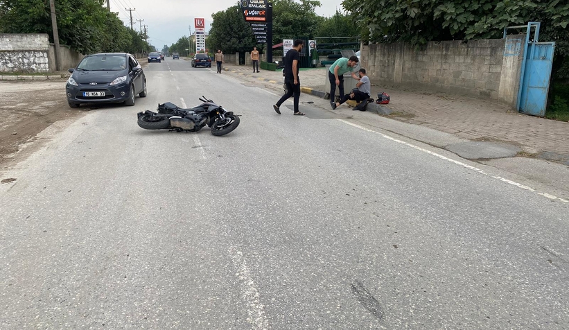 Motosiklet ile otomobil çarpıştı