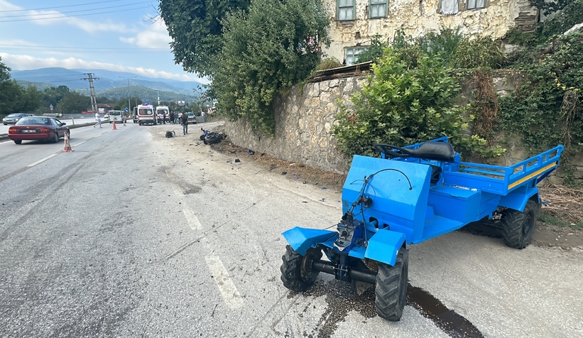 Motosiklet ile patpat çarpıştı: 1’i ağır 3 yaralı
