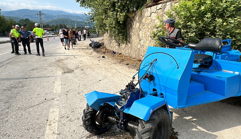 Motosiklet ile patpat çarpıştı: 1’i ağır 3 yaralı