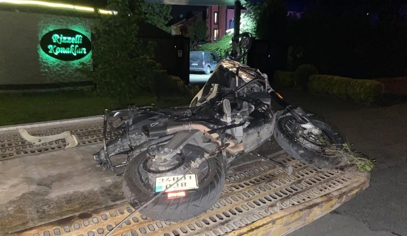 Motosiklet kaldırımda yürüyen gence çarptı: 2 ölü
