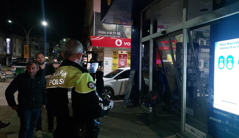 motosiklet-telefon-bayisine-girdicmduqi9xrm