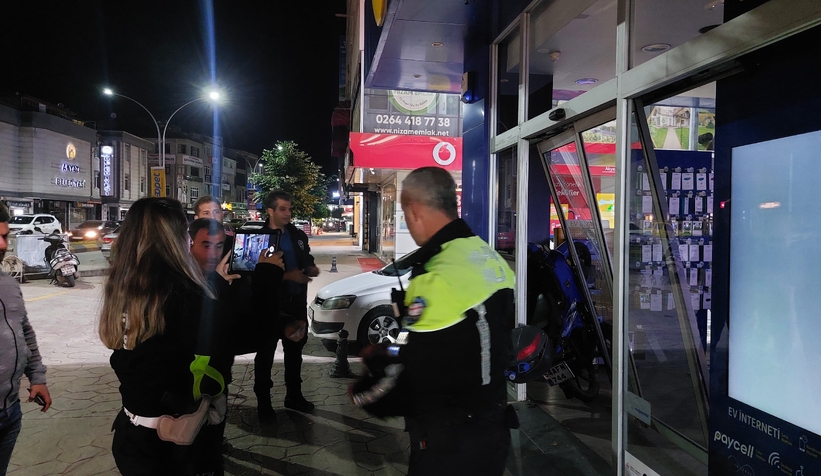 motosiklet-telefon-bayisine-girdicmduqi9xrm