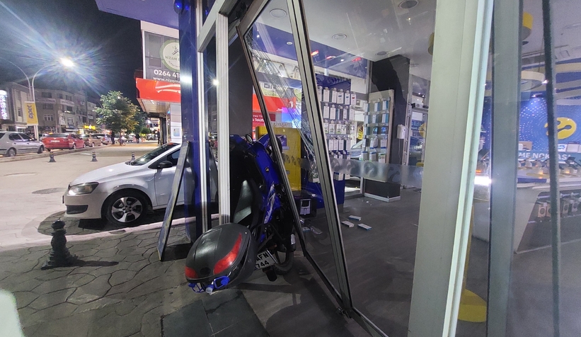 motosiklet-telefon-bayisine-girdicmduqi9xrm