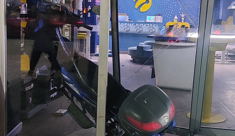 motosiklet-telefon-bayisine-girdicmduqi9xrm
