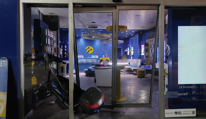 motosiklet-telefon-bayisine-girdicmduqi9xrm