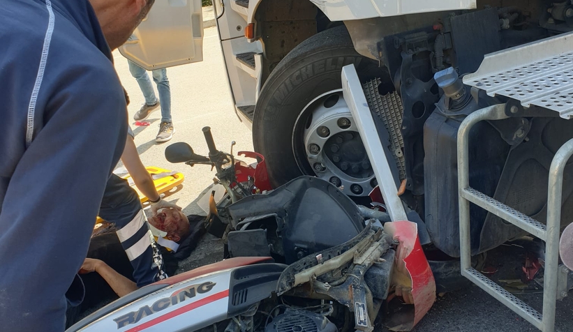 Motosiklet tırın altına girdi: 2 yaralı