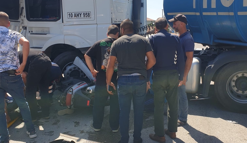 Motosiklet tırın altına girdi: 2 yaralı