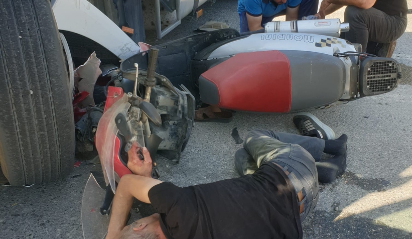Motosiklet tırın altına girdi: 2 yaralı
