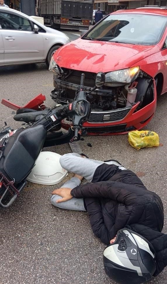 motosiklet-ve-otomobil-kafa-kafaya-carpistin2pqckiwy2
