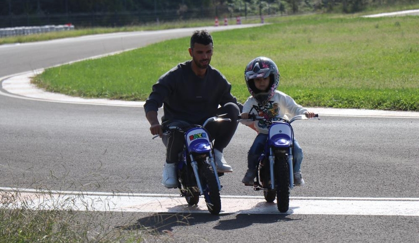 Motosikleti çalınan çocuğu Kenan'dan motosiklet hediyesi