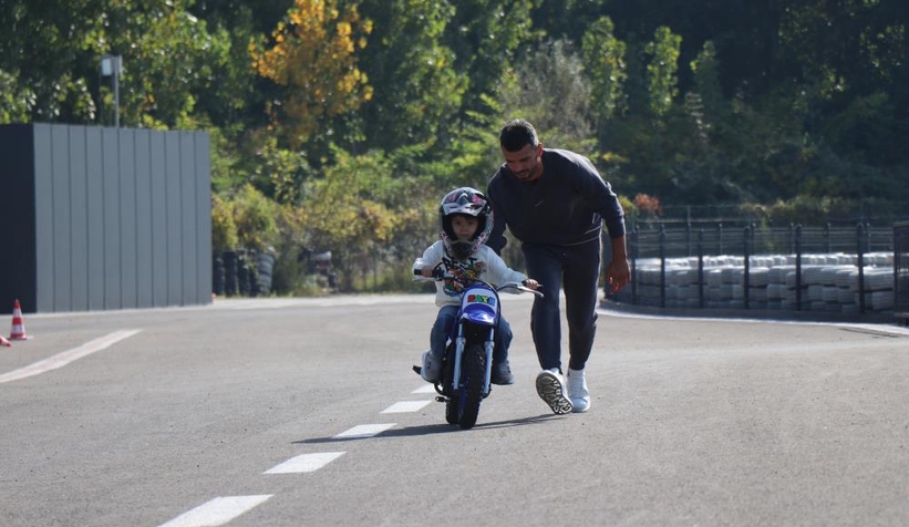 Motosikleti çalınan çocuğu Kenan'dan motosiklet hediyesi