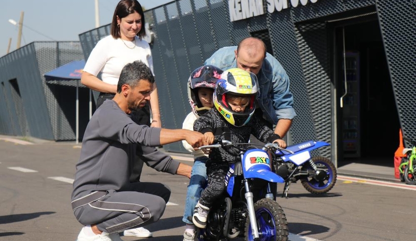 Motosikleti çalınan çocuğu Kenan'dan motosiklet hediyesi