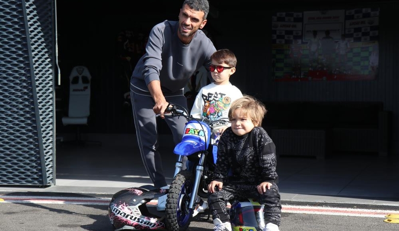 Motosikleti çalınan çocuğu Kenan'dan motosiklet hediyesi