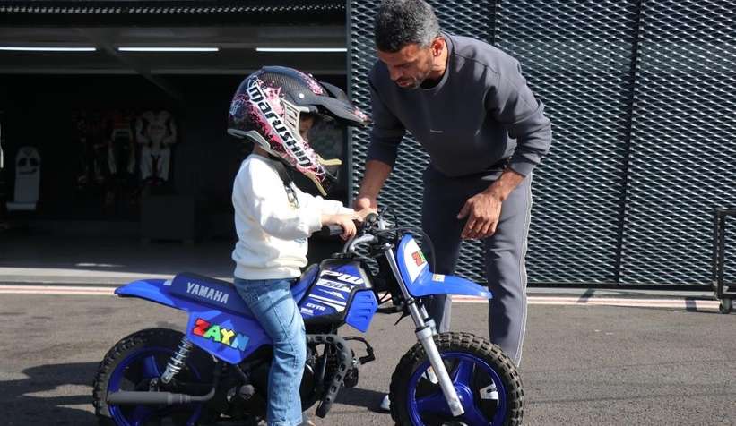 Motosikleti çalınan çocuğu Kenan'dan motosiklet hediyesi