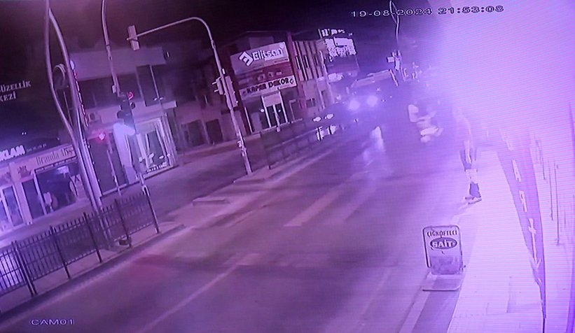 Motosikletin yayaya çarptığı anlar kamerada