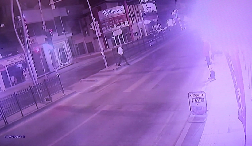 Motosikletin yayaya çarptığı anlar kamerada