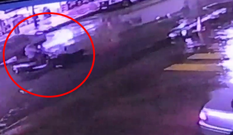 Motosikletin yayaya çarptığı kaza kamerada