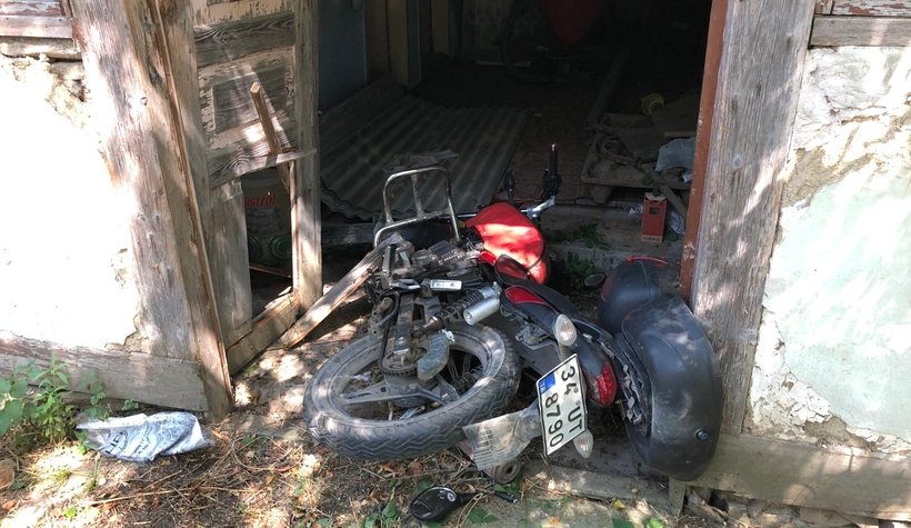 Motosikletiyle eve daldı!
