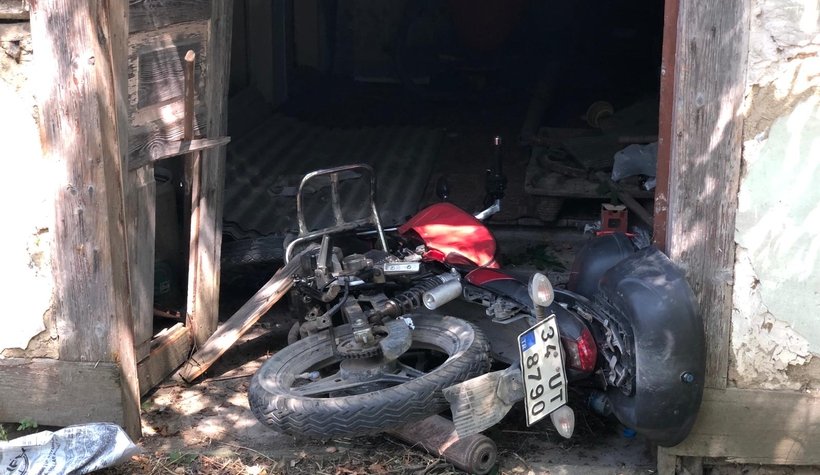 Motosikletiyle eve daldı!