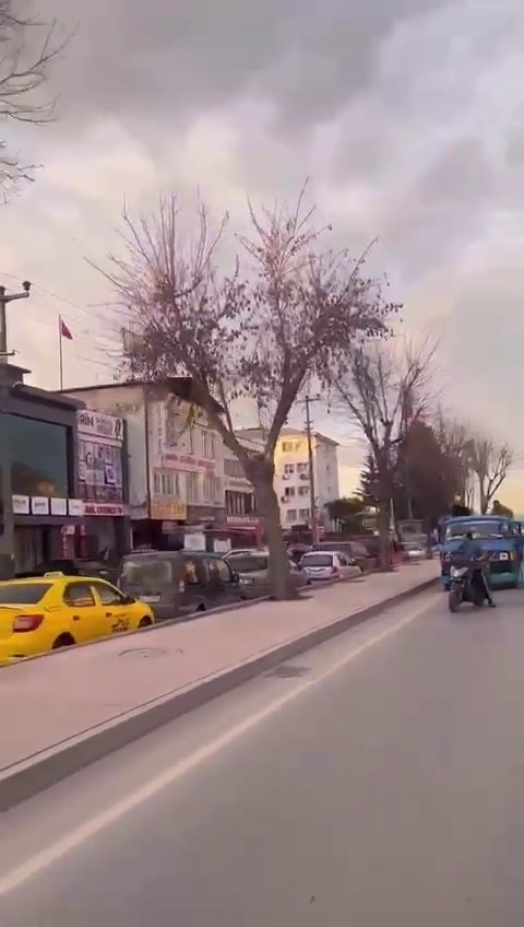 Motosikletle kamyoneti çekti