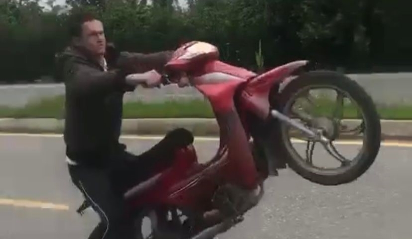 motosikletli-gencin-tehlikeli-oyunu-kameradavfrqclg3eg